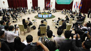 Không để một “cú nấc” nhỏ khiến ASEAN bị vây hãm giữa sa mạc thời gian